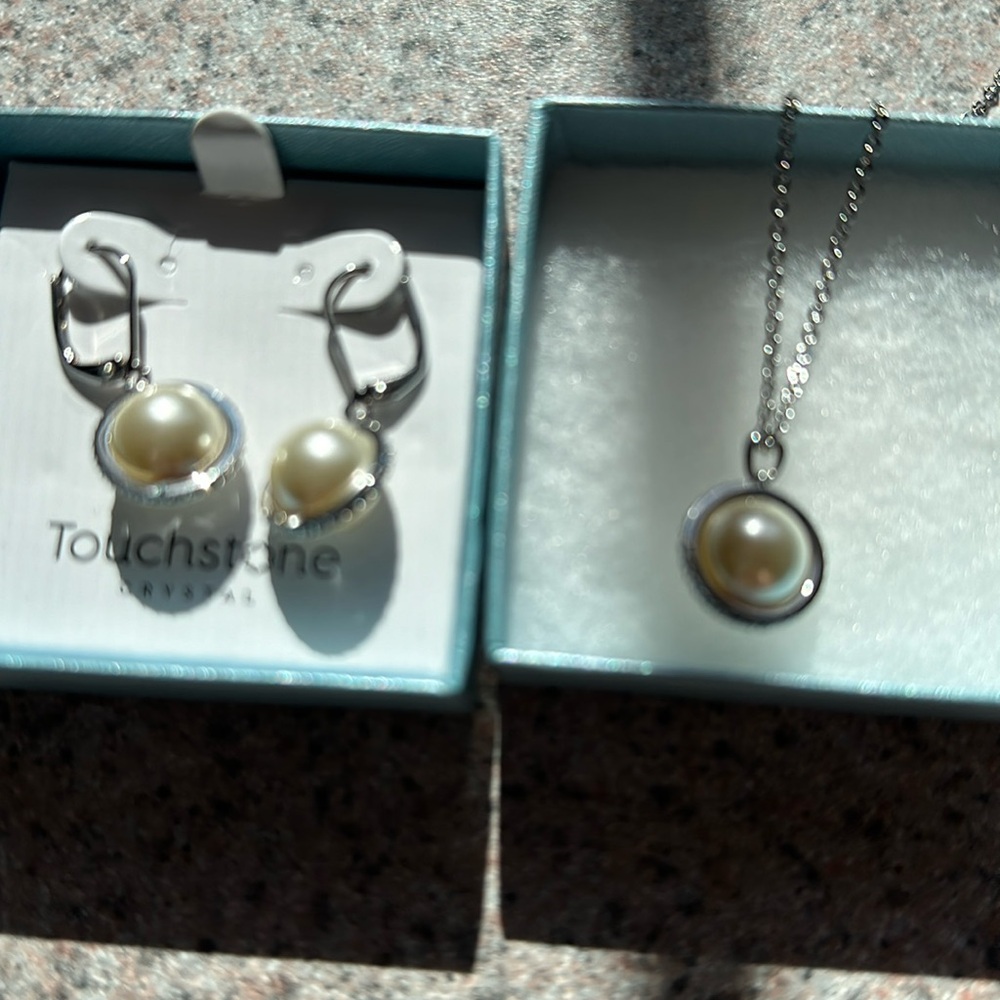 NIB touchstone crystal by swarovski
Captured necklace and earrings